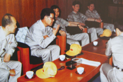 为了进建表国先进技术和治理步骤，前往引进技术与设备的国度进行实地调查。薛仲光厂长在日本。