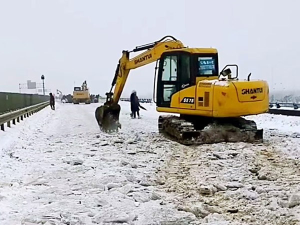 除雪保畅，彩运网铁肩路义勇担沉任！