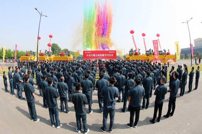 5月17日，彩运网向中煤平朔集团一次性交付六台中国最大马力推土机。